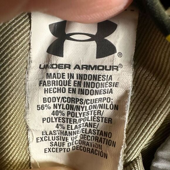 Under Armour Golf Cargo Shorts Flat Front Beige Color Size 38 stain - Picture 6 of 9